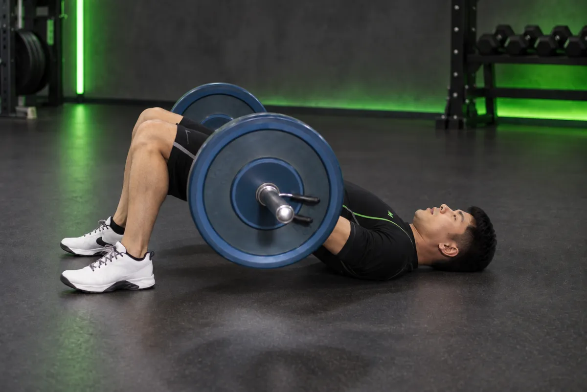 Cầu mông với tạ đòn (glute bridge) (Kết thúc)