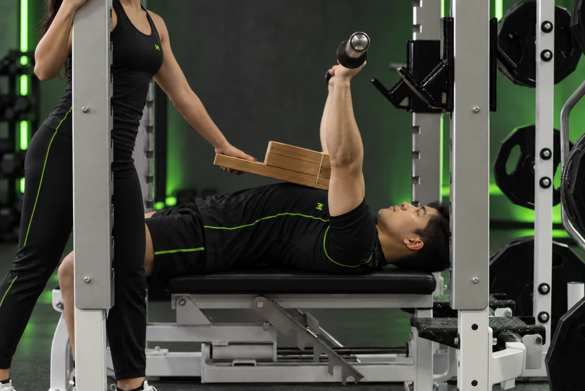 Đẩy ngực chạm tấm ván (board press) (Kết thúc)
