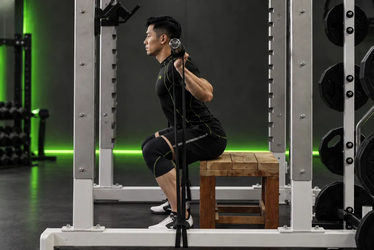 Squat chạm hộp với dây kháng lực (Kết thúc)