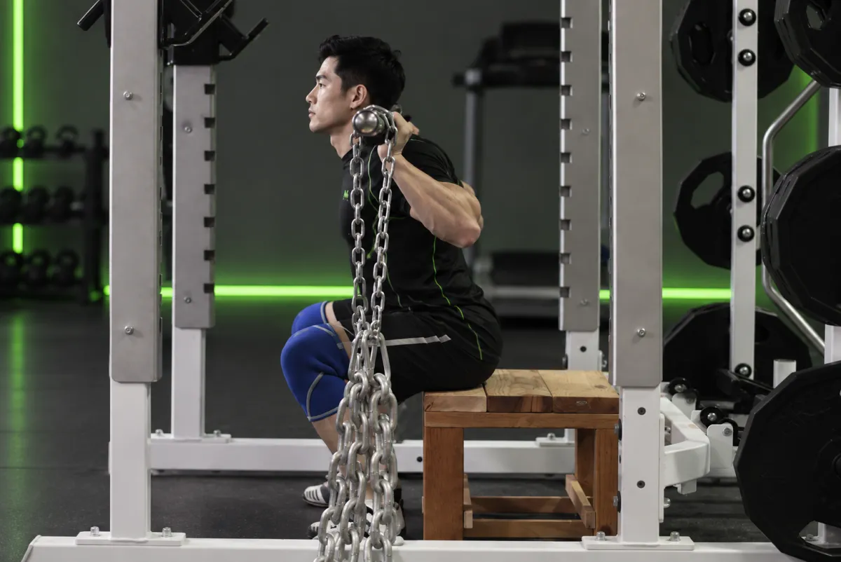 Squat chạm hộp với xích (Kết thúc)