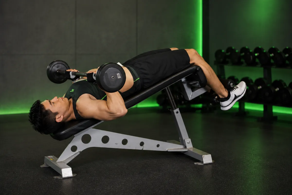 Đẩy ngực tay hẹp dốc xuống kết hợp skull crusher (Kết thúc)