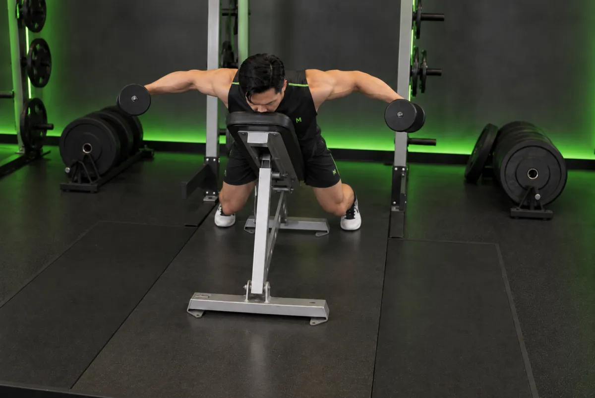Nâng tạ đơn ngang sau khi nằm sấp (lying rear lateral raise) (Kết thúc)