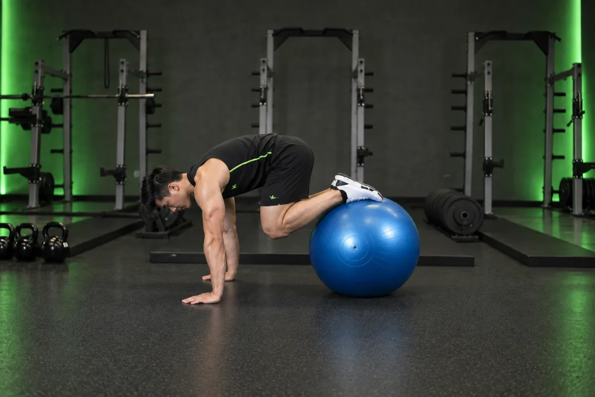 Co gối trên bóng tập (exercise ball pull-in) (Kết thúc)