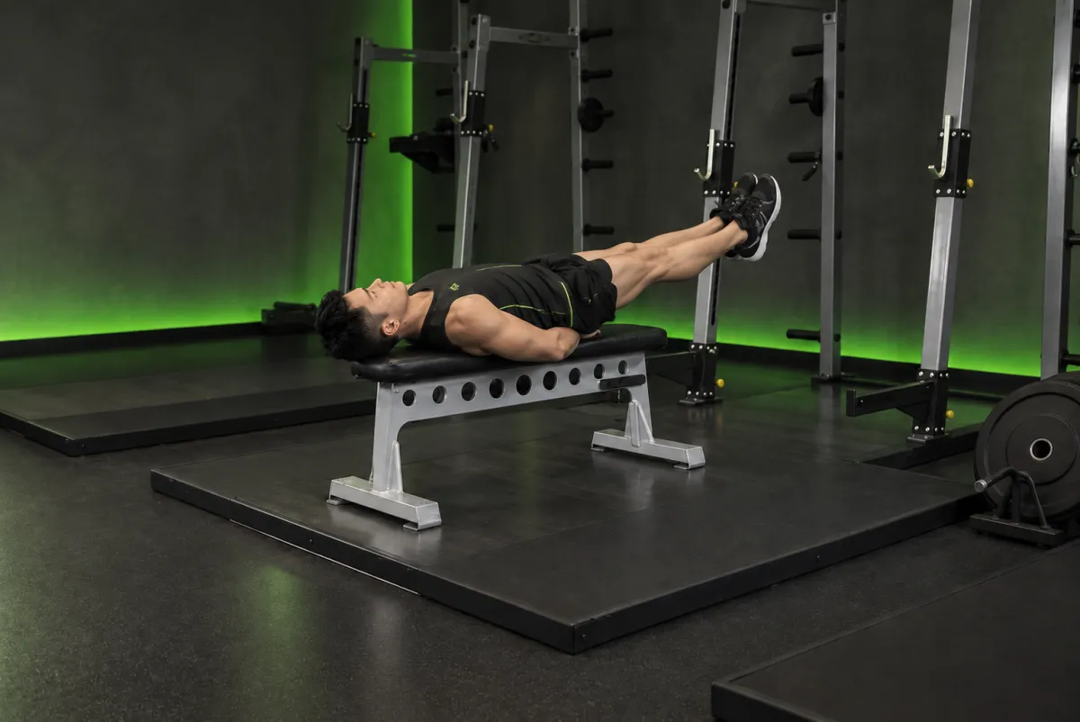 Co chân trên ghế phẳng (flat bench leg pull-in) (Kết thúc)