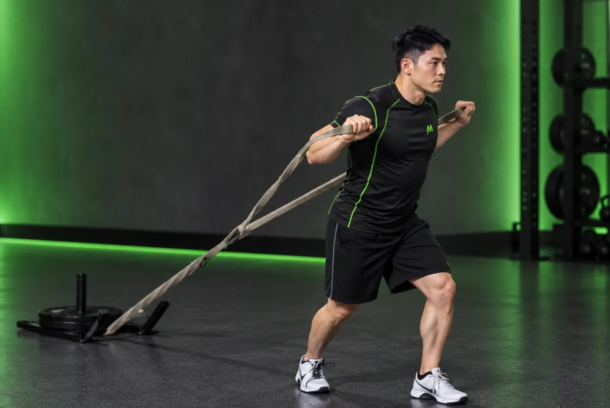 Kéo tạ đi lùi kèm đẩy qua đầu (forward drag with press) (Bắt đầu)