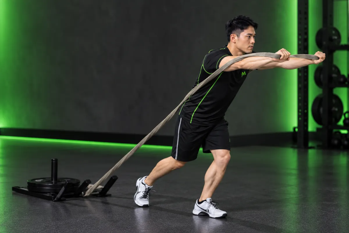 Kéo tạ đi lùi kèm đẩy qua đầu (forward drag with press) (Kết thúc)