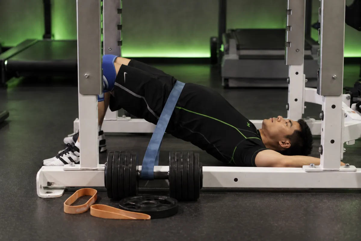 Cầu mông với dây kháng lực (hip lift with band) (Kết thúc)