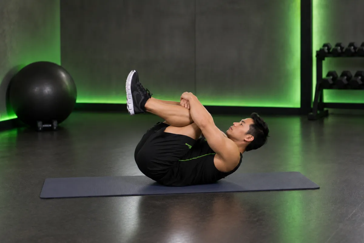 Ôm gối vào ngực (hug knees to chest) (Kết thúc)