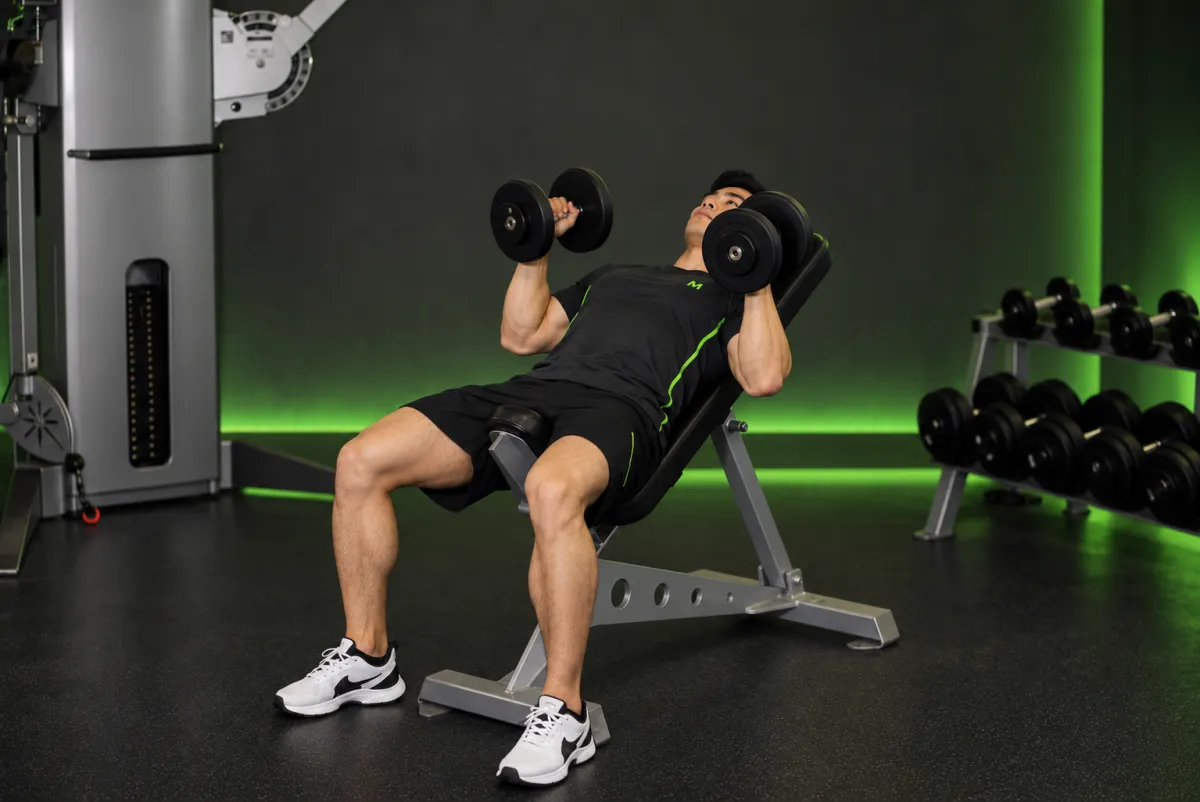 Đẩy tạ đơn ghế dốc lên nắm trung lập (Kết thúc)