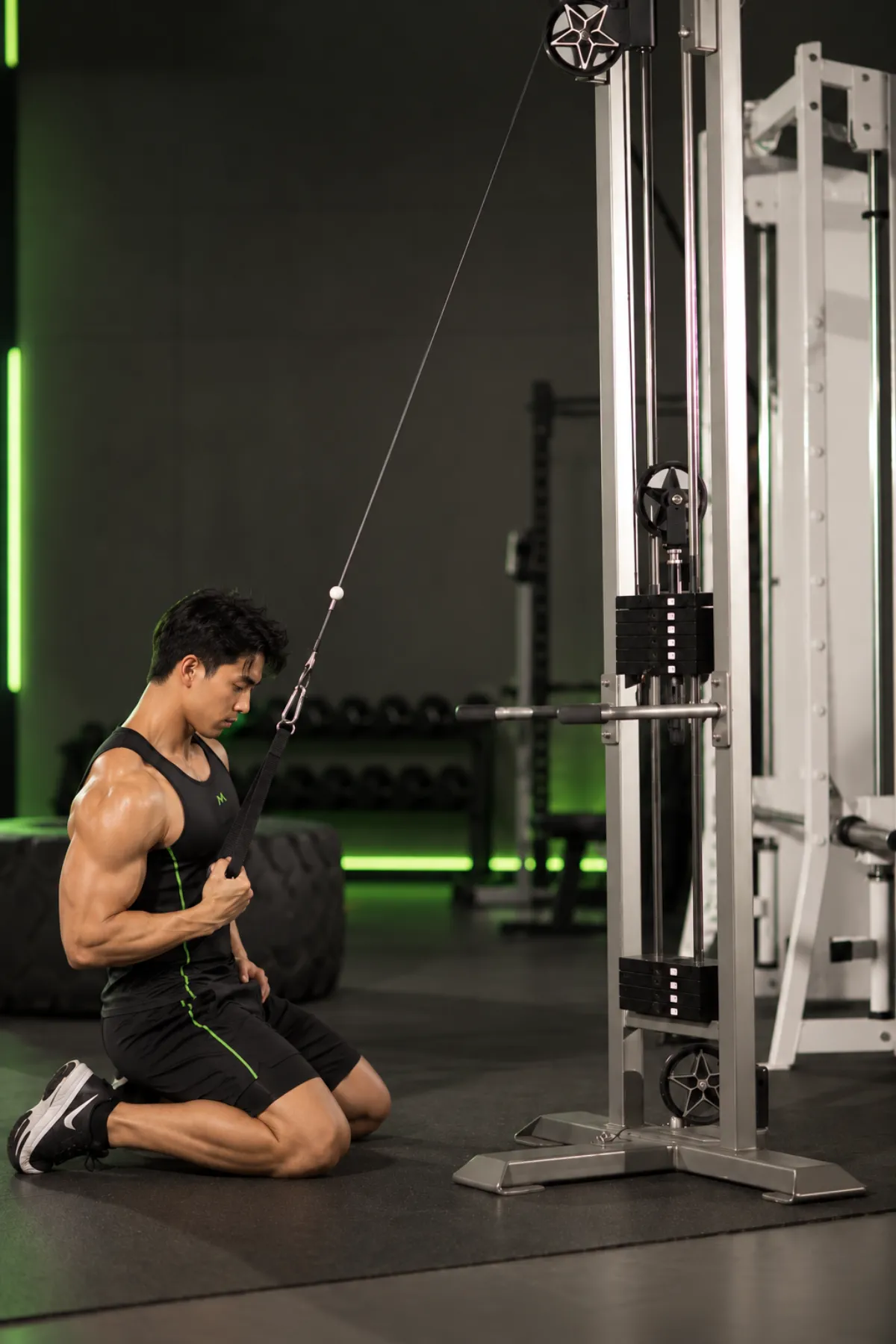 Kéo ròng rọc cao một tay ở tư thế quỳ (Kết thúc)