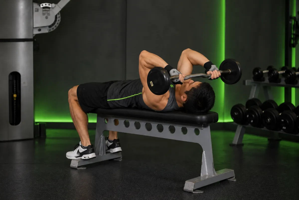 Đẩy tay sau nằm ngửa (skull crusher) (Kết thúc)