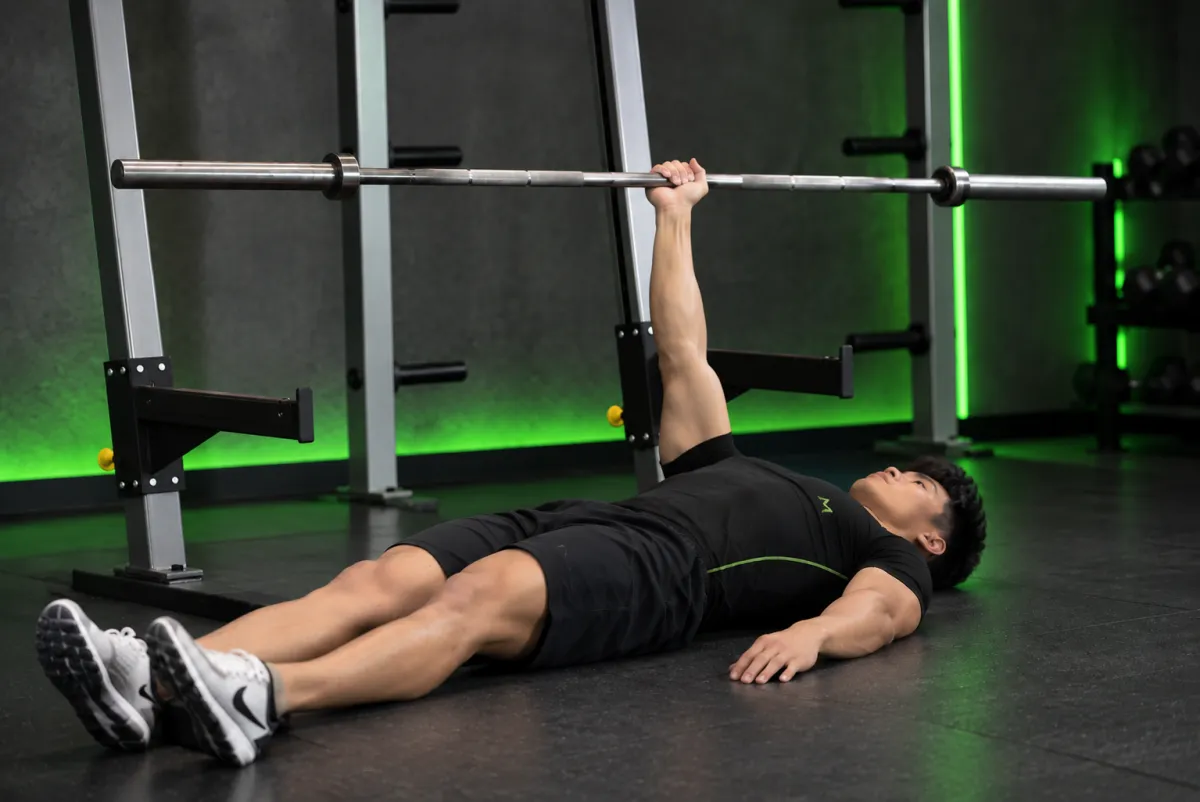 Đẩy tạ đòn một tay trên sàn (Kết thúc)
