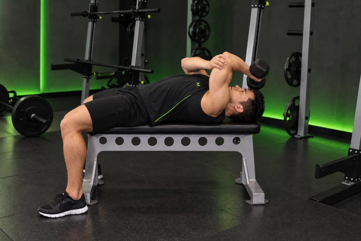Duỗi tay sau qua đầu một tay với tạ đơn, nắm sấp (Kết thúc)