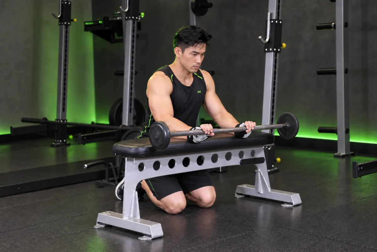 Cuốn cổ tay tạ đòn nắm sấp trên ghế (Kết thúc)