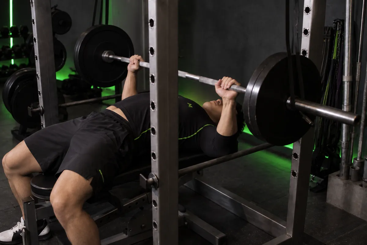Đẩy ngực với dây kháng lực treo (reverse band bench press) (Kết thúc)
