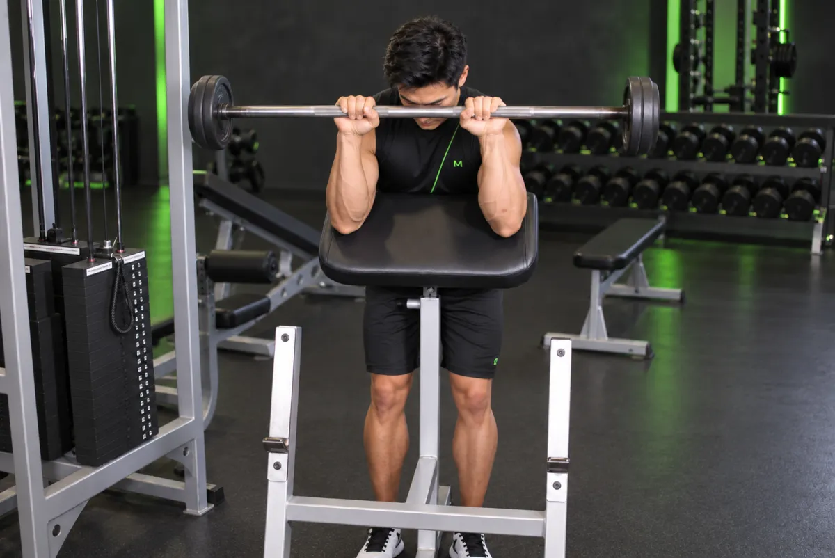 Cuốn tạ ghế preacher nắm sấp (reverse preacher curl) (Kết thúc)
