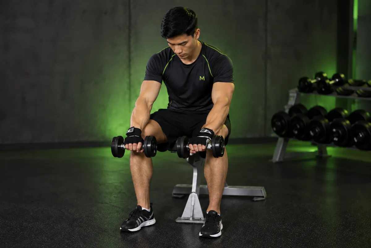 Cuốn cổ tay ngồi với tạ đơn, lòng bàn tay úp (wrist extension) (Kết thúc)