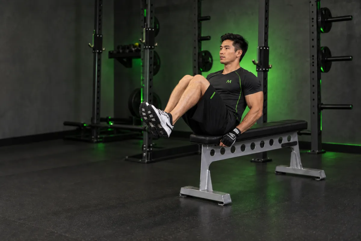 Co gối ngồi trên ghế phẳng (seated leg pull-in) (Kết thúc)
