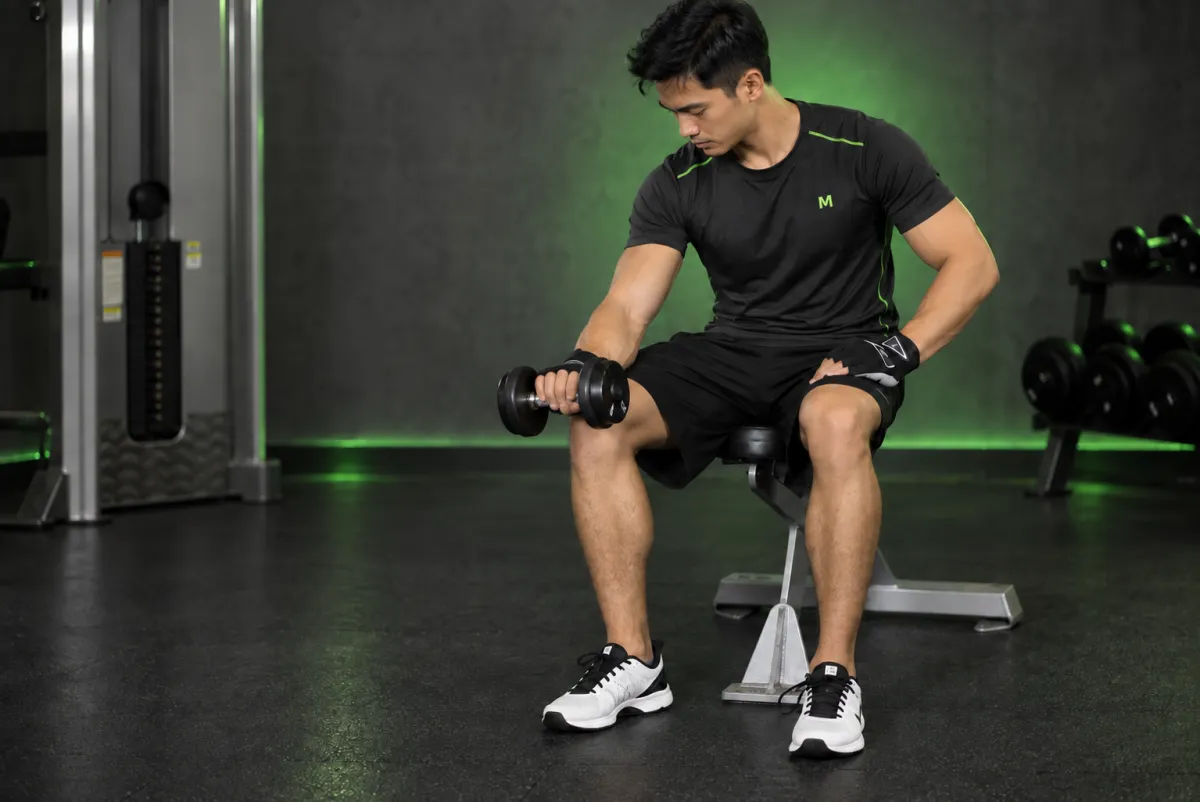 Cuốn cổ tay một tay ngồi với tạ đơn, lòng bàn tay úp (Kết thúc)