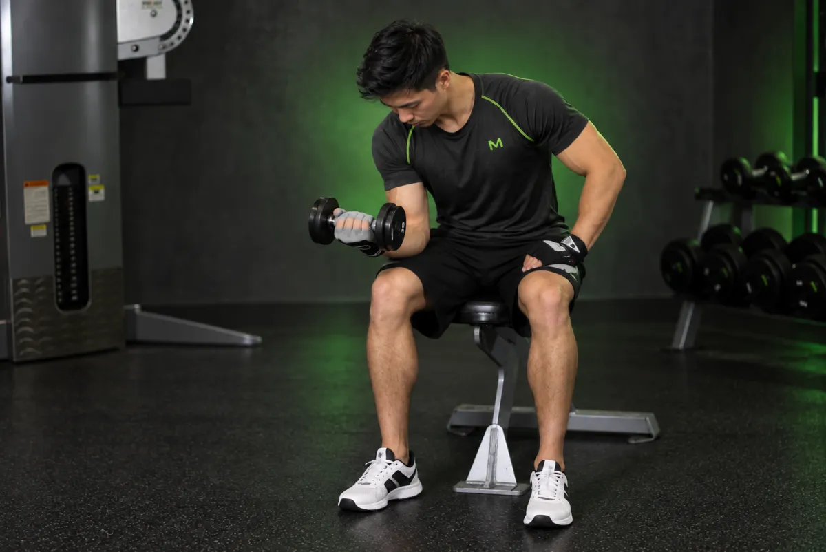Cuốn cổ tay một tay ngồi với tạ đơn, lòng bàn tay ngửa (Kết thúc)