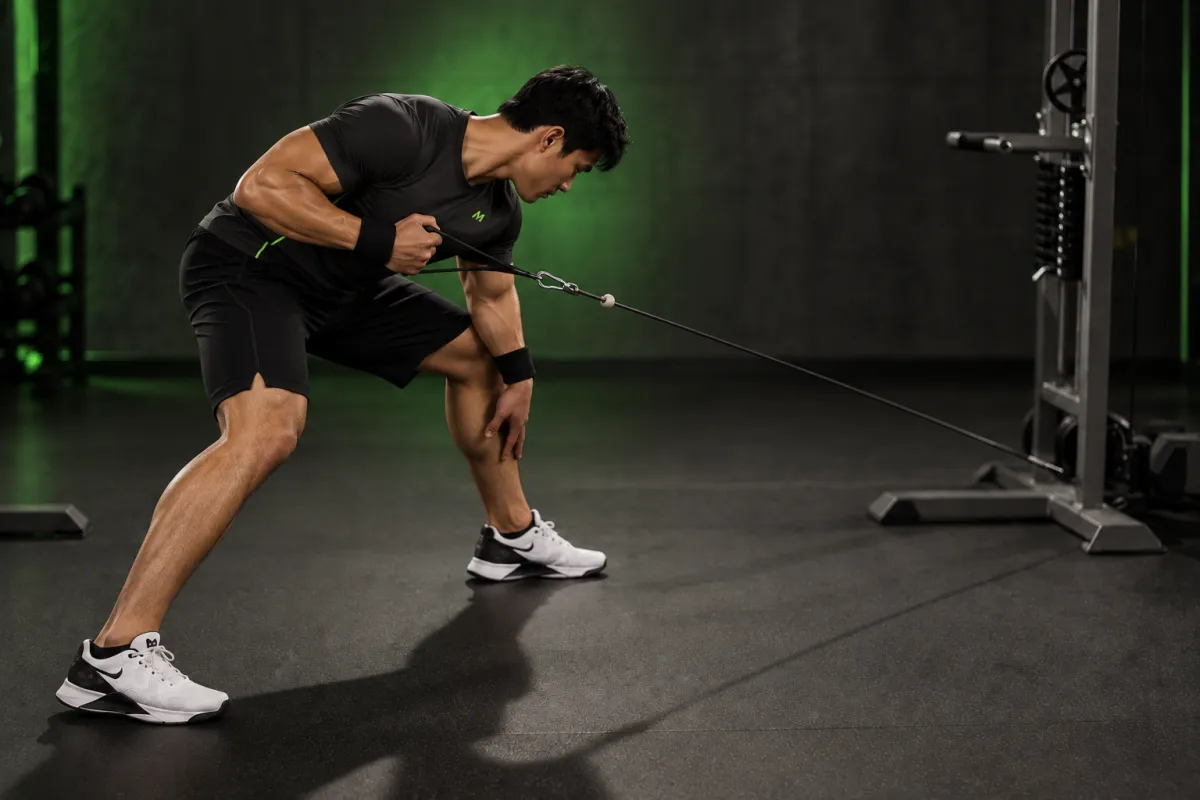 Kéo cáp một tay đứng chân so le (shotgun row) (Kết thúc)