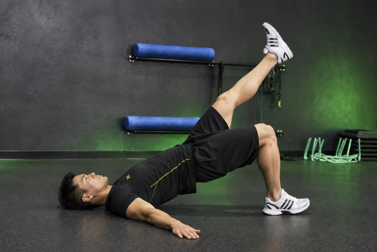 Nâng mông một chân (single leg glute bridge) (Kết thúc)