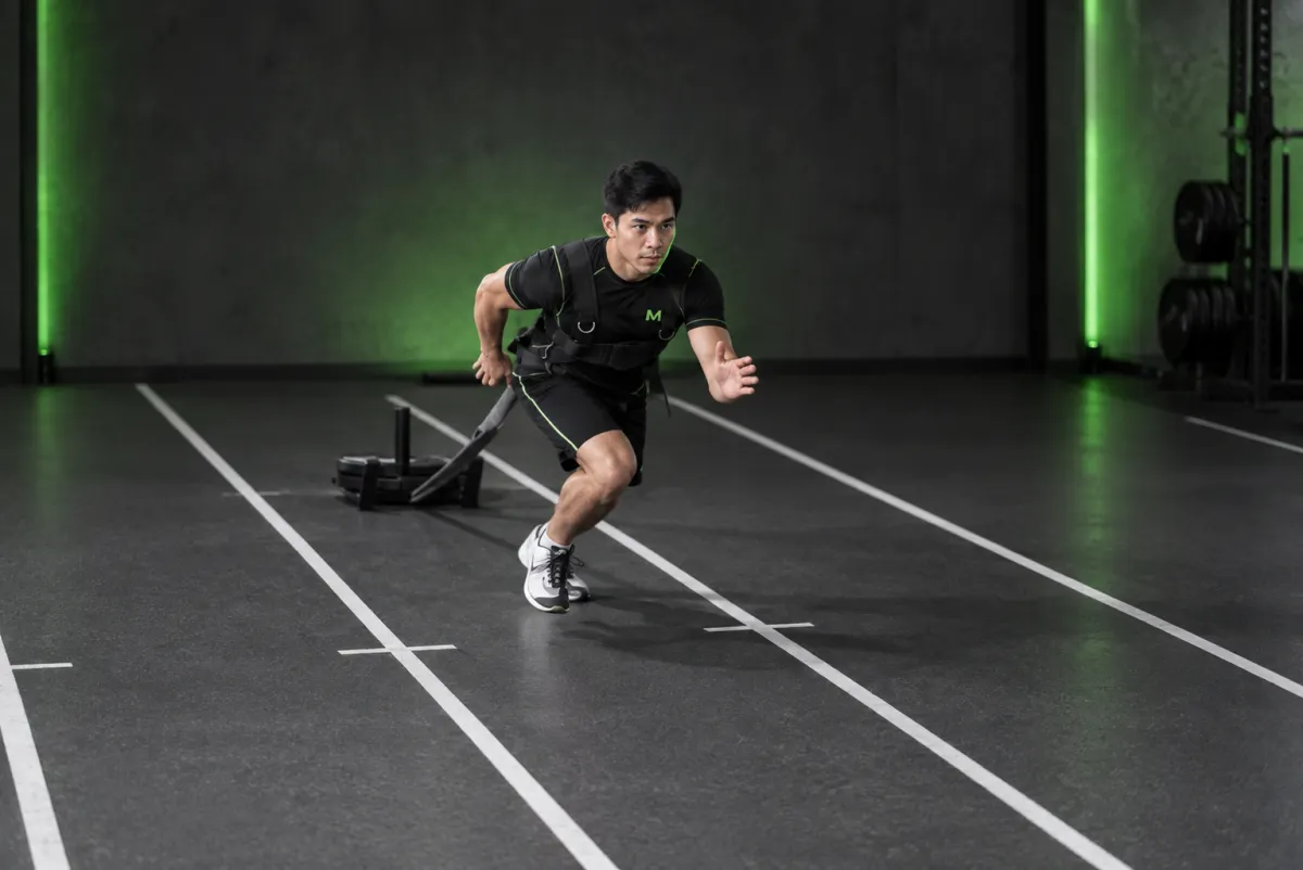 Kéo xe trượt với dây đai (sled drag) (Bắt đầu)