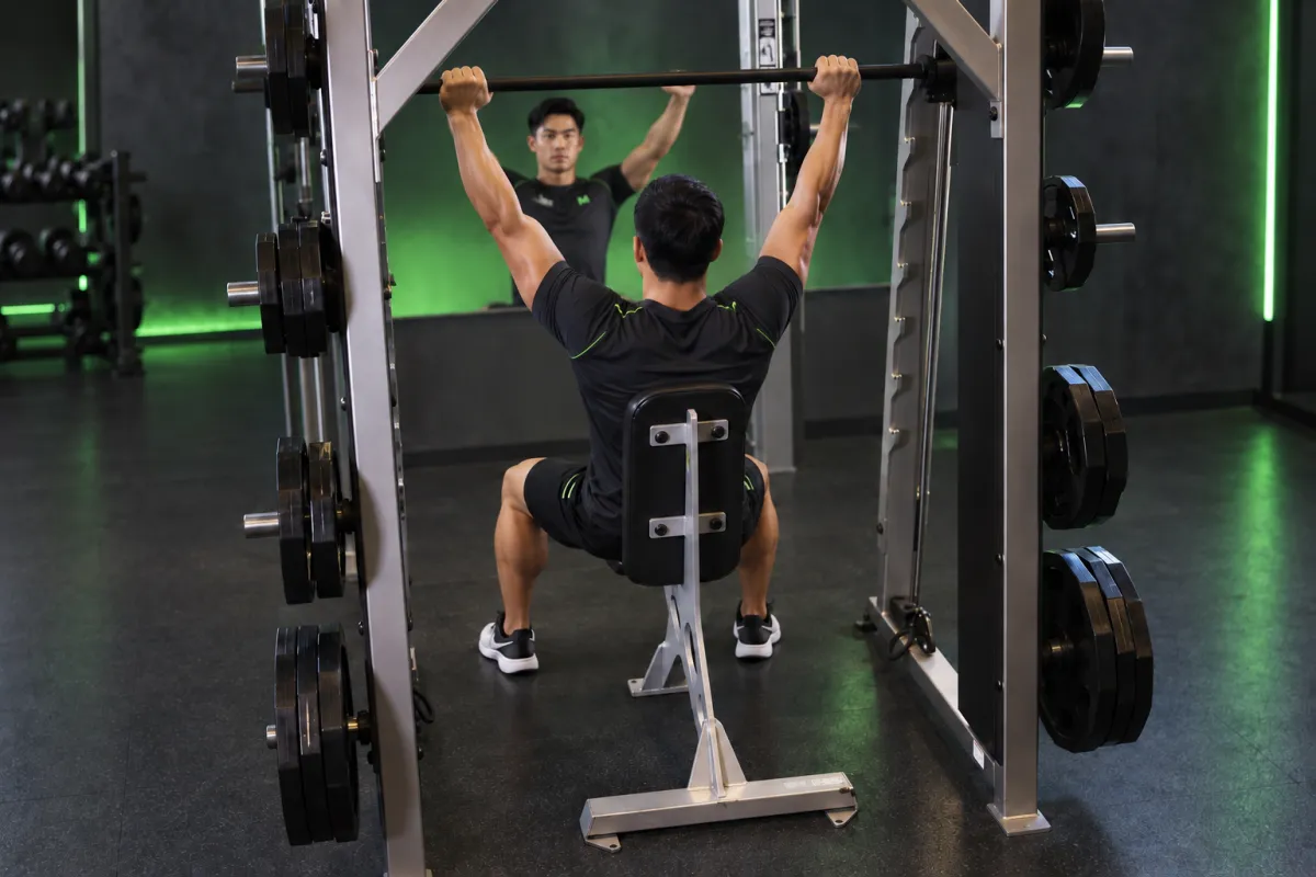 Đẩy vai qua đầu với máy Smith (Kết thúc)
