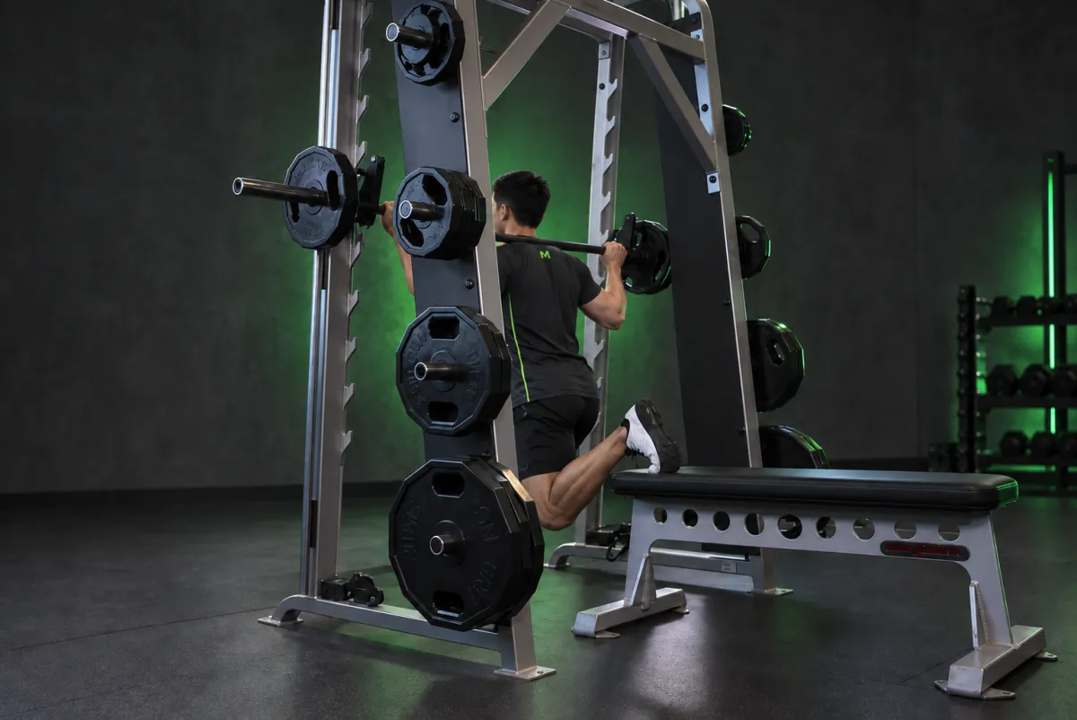 Squat tách chân một chân với máy Smith (Kết thúc)