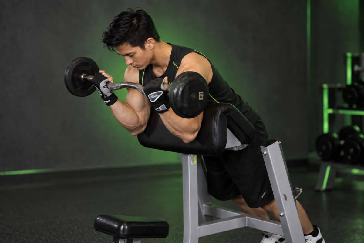 Cuốn tạ nằm sấp trên ghế dốc (spider curl) (Kết thúc)