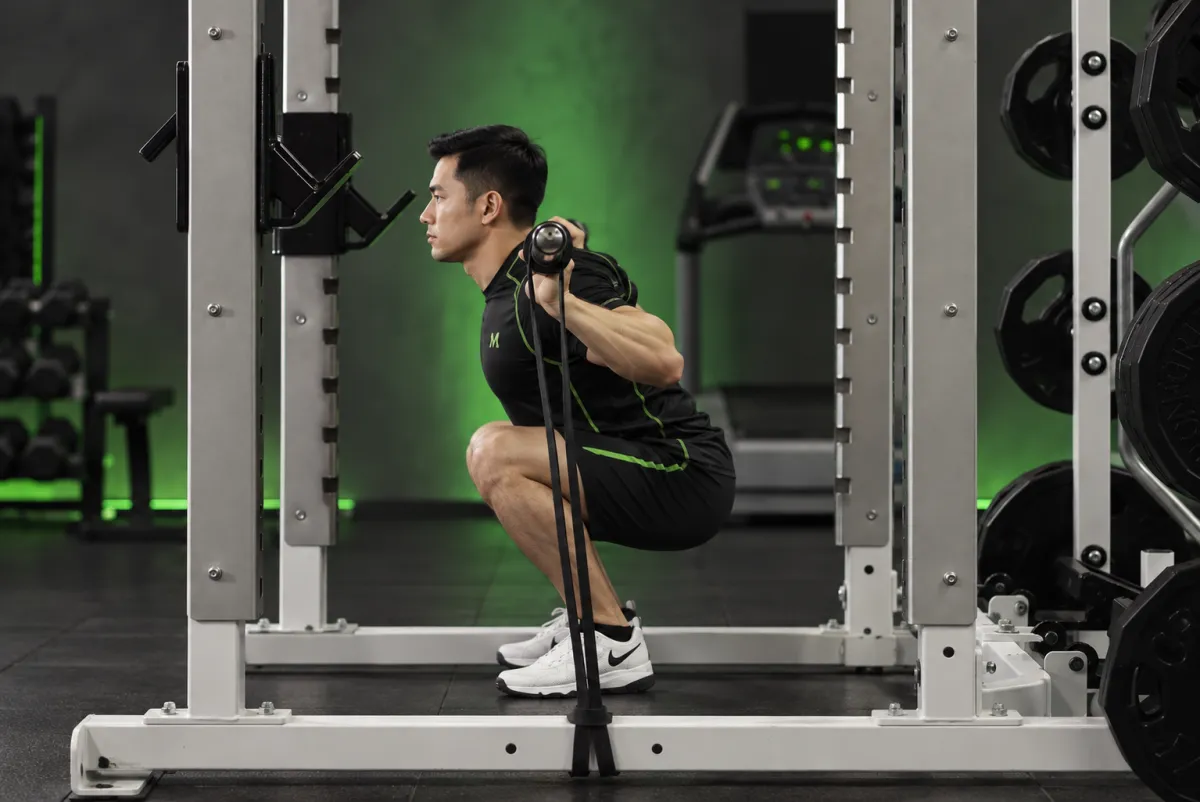 Squat với dây kháng lực (Kết thúc)