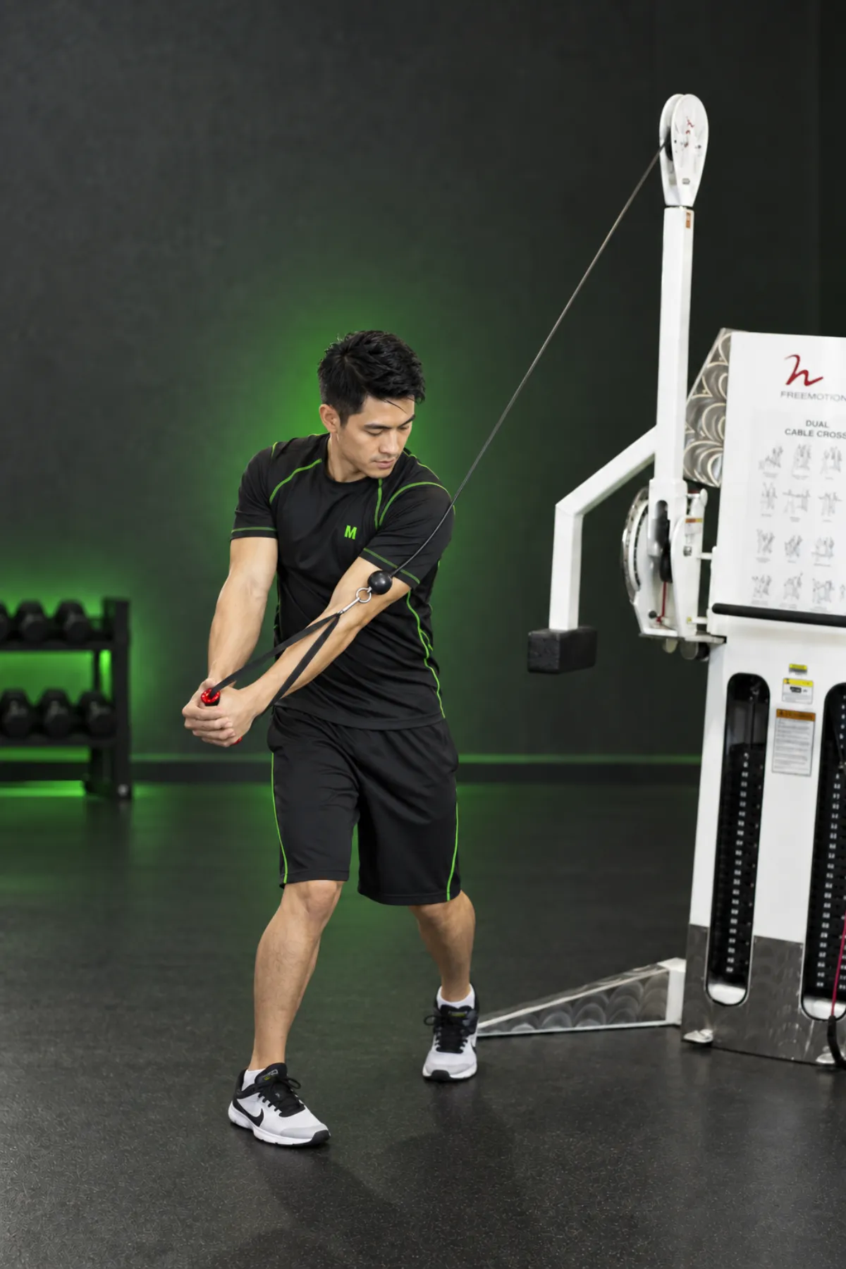 Chặt gỗ với cáp khi đứng (wood chop) (Kết thúc)