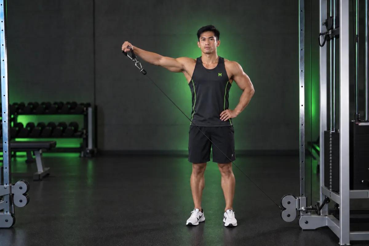Nâng vai đứng với ròng rọc thấp (Kết thúc)