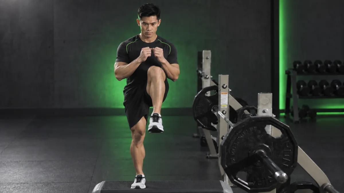 Bước lên bục kết hợp nâng gối (Kết thúc)