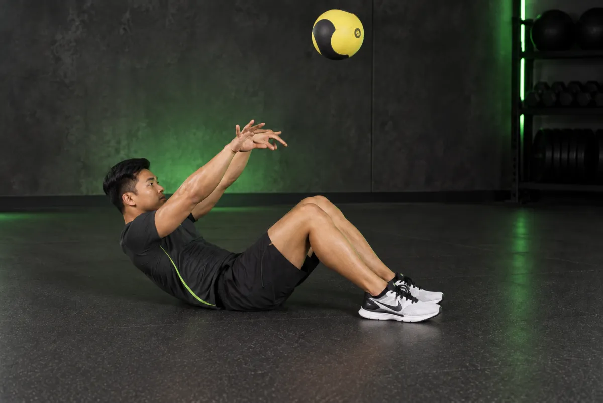 Ném bóng tạ qua đầu hai tay nằm ngửa (Kết thúc)